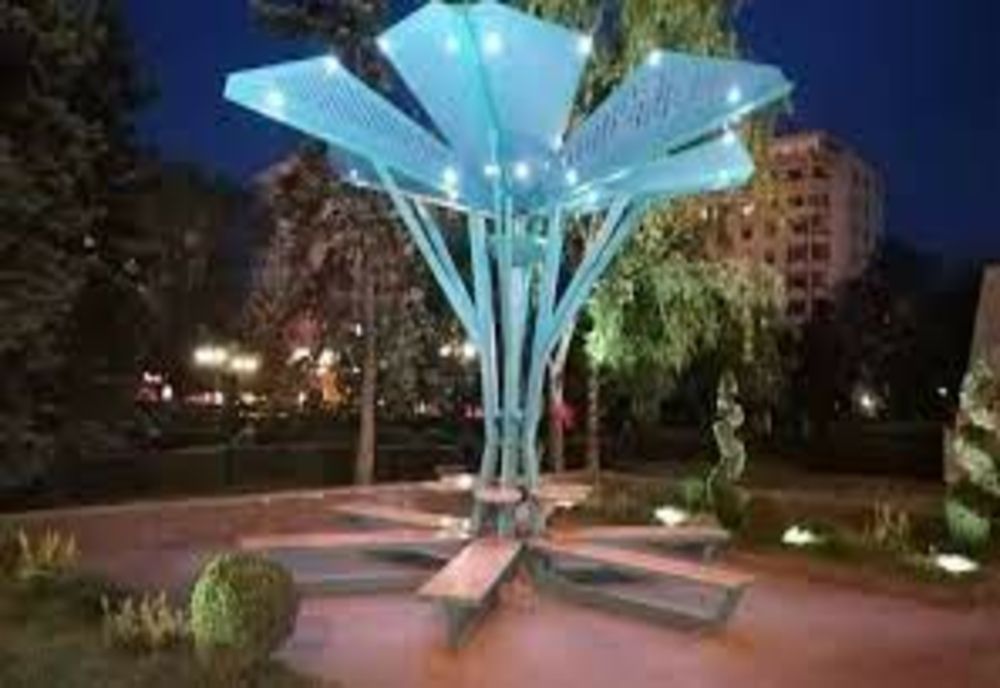 Municipiul Ploieşti are un nou spaţiu modern de relaxare - Copacul fotovoltaic!