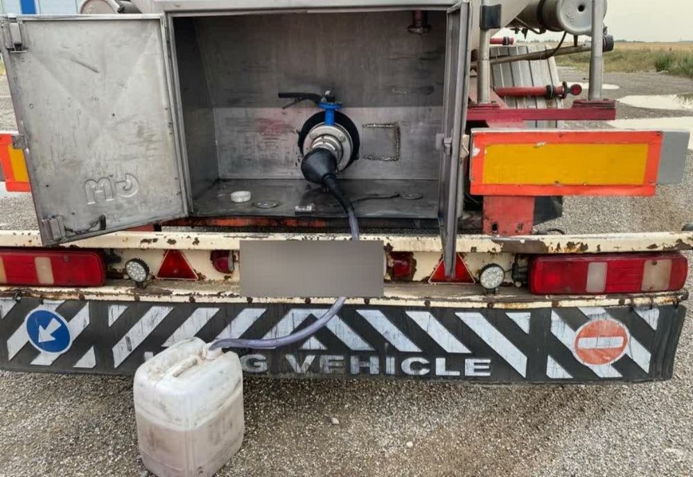 Prahova. Bărbat surprins în timp ce sustrăgea vin dintr-o cisternă aflată în parcarea Parcului Industrial Ariceștii Rahtivani