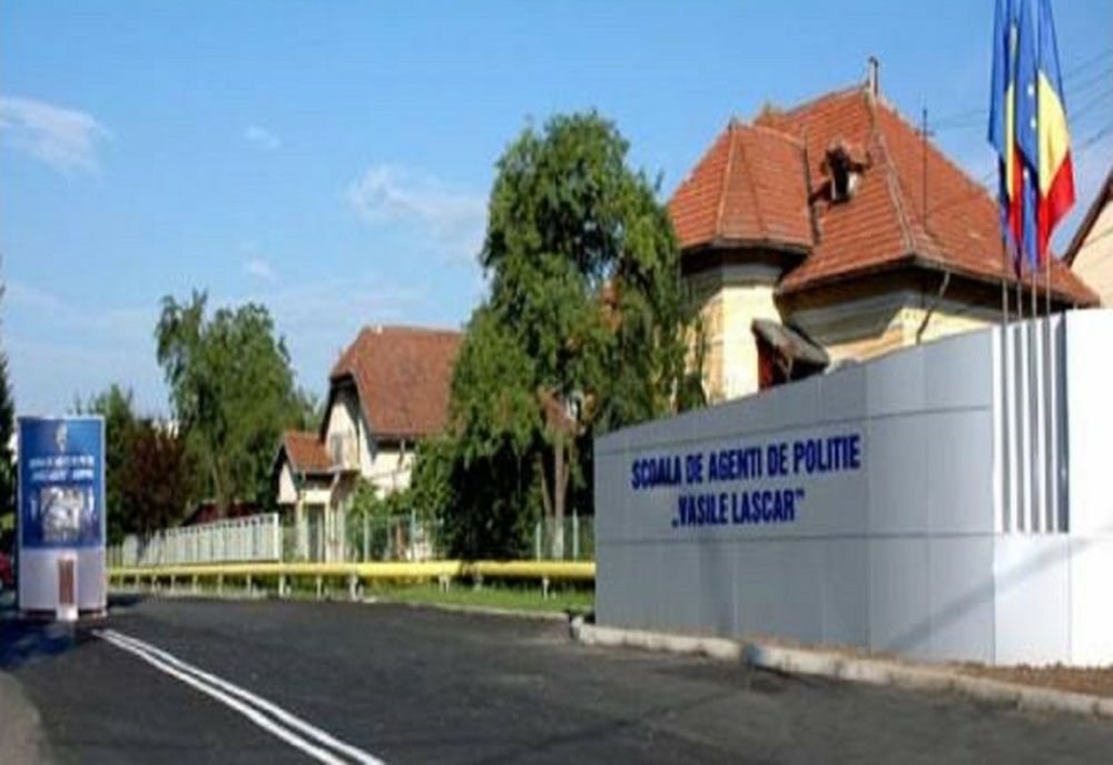 Dosare penale pentru un elev al Școlii de Poliție din Câmpina, tatăl său și doi agenți de la Rutieră