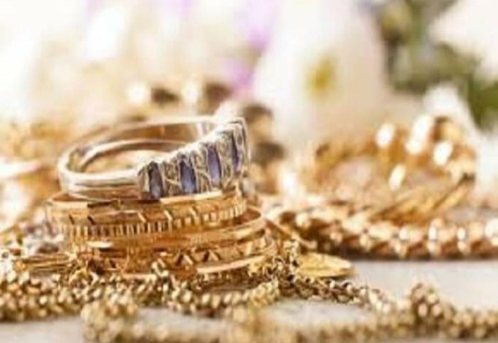 Bijuterii de 120.000 de lei, furate dintr-o locuință din Ploiești. Supecții au fost reținuți