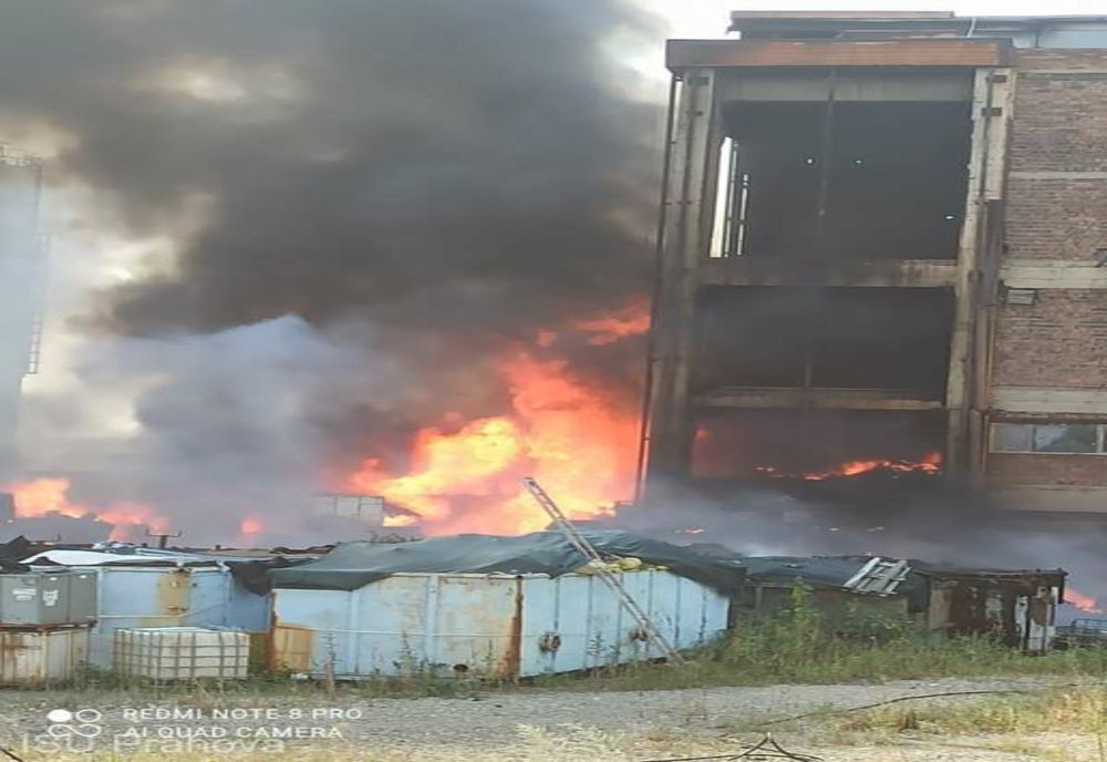 Prahova. Incendiul care a izbucnit la incineratorul de deşeuri periculoase din comuna Brazi, a fost stins după 15 ore  