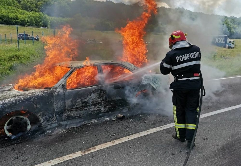 Prahova. O mașină a luat foc pe centura de Vest a Ploieștiului. Trafic restricționat