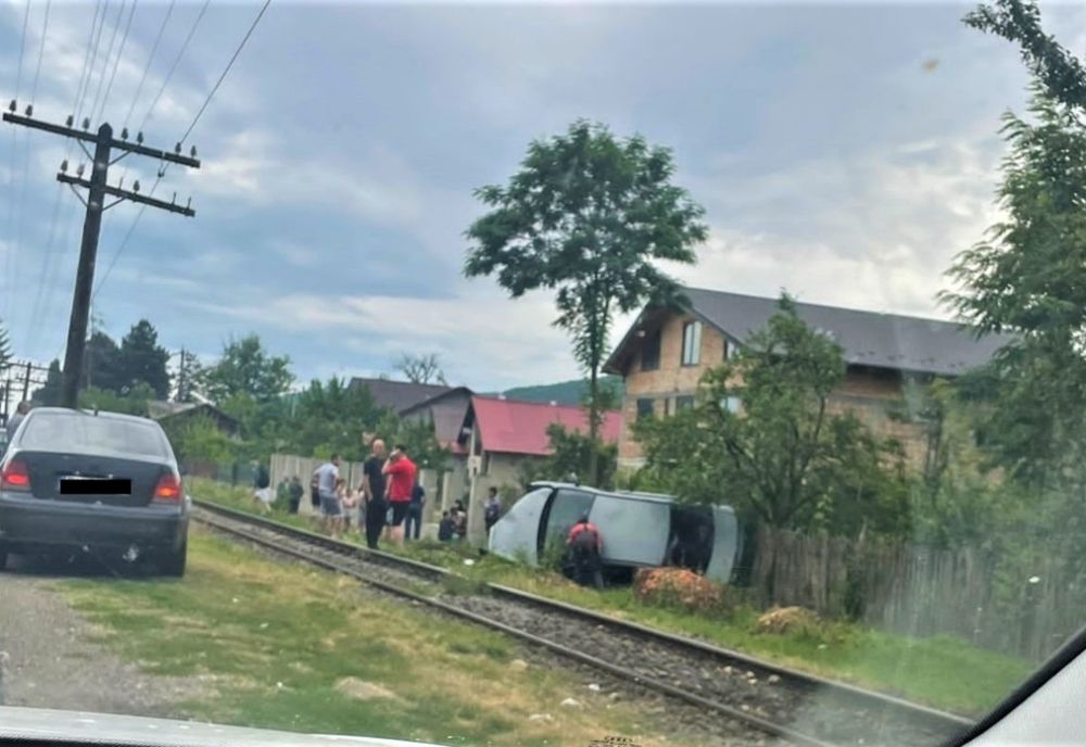 Prahova. Un autoturism scăpat de sub control, a ieșit de pe carosabil, a intrat pe calea ferată Ploiești-Slănic și s-a oprit într-un gard!