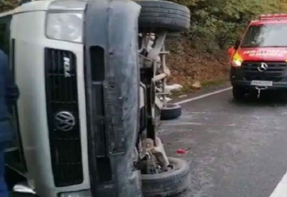 Prahova. Un șofer beat s-a răsturnat cu microbuzul! Trei adolescente au fost rănite