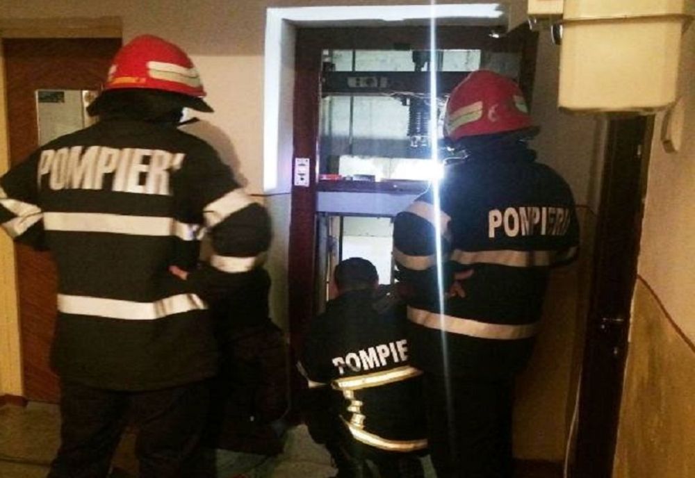 Panică într-un bloc din Ploiești! Cinci persoane, blocate în lift!