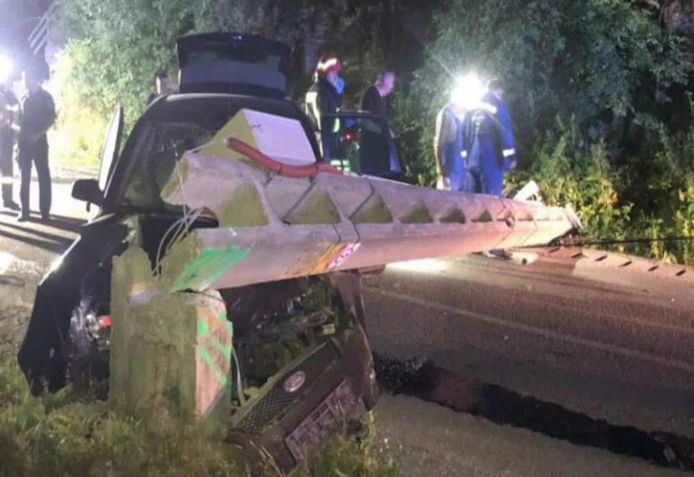 Accident provocat de un tânăr fără permis, în Prahova. A intrat cu mașina tatălui într-un stâlp de electricitate