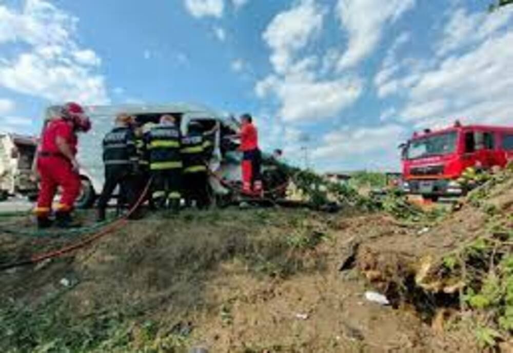 Accident rutier pe Centura de Est a Ploieștiului. O mașină s-a răsturnat, doi copii răniți