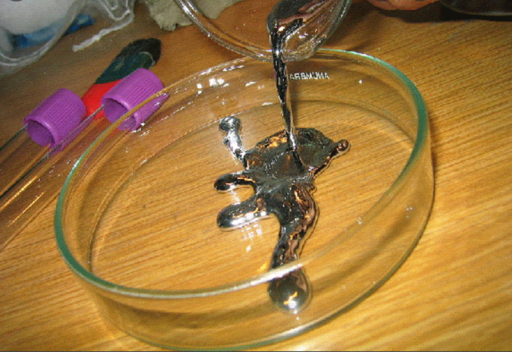 Aproape 1 kilogram de mercur și 95 de kg de pământ contaminat cu mercur, descoperite în Ploiești