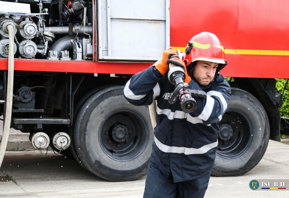 Incendiu la o casă din Vălenii de Munte. Intervin trei autospeciale de pompieri