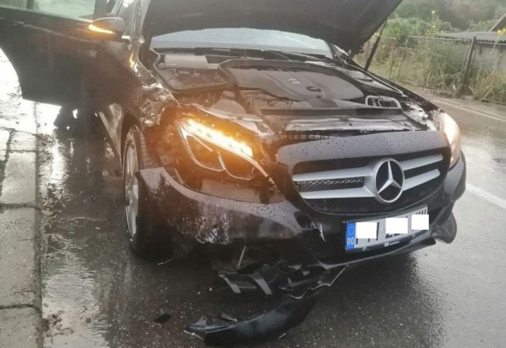 Accident feroviar. Un tren de călători a acroşat un autoturism pe trecerea de cale ferată din zona Vălenii de Munte