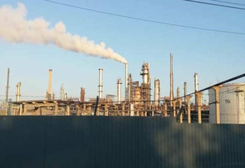 Incident la repornirea instalațiilor din rafinăria Brazi. Un praf alb a acoperit casele, drumurile, mașinile și vegetația din zonă