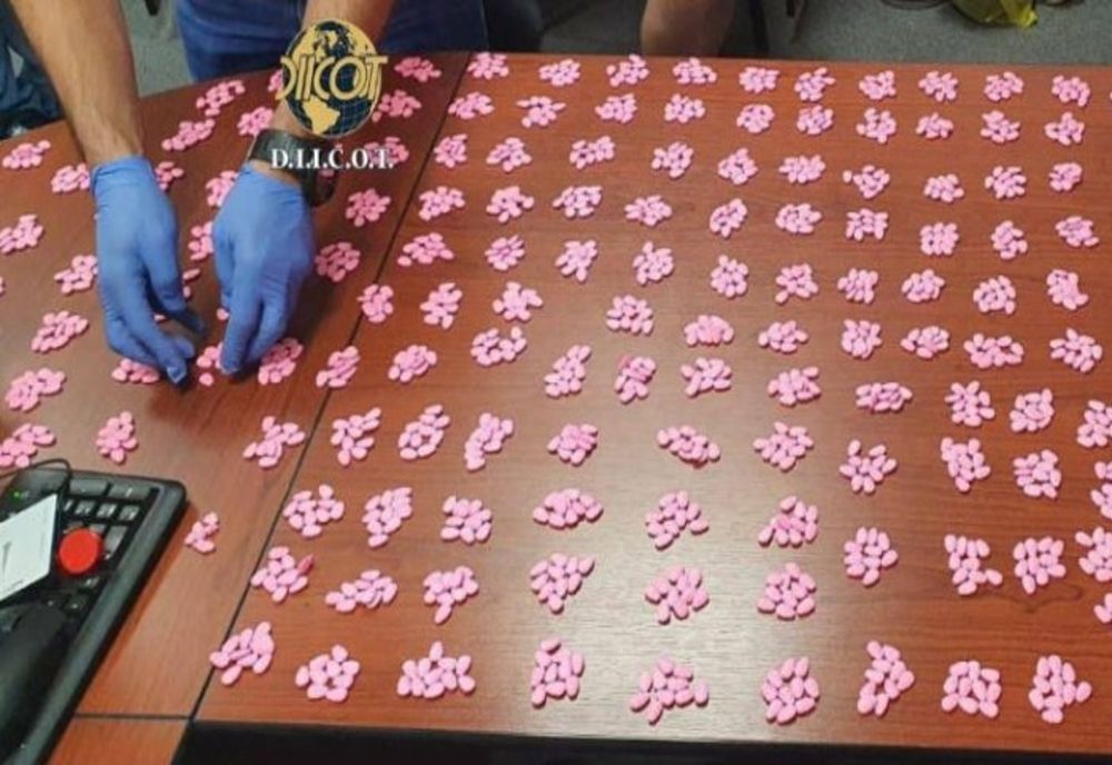 Şase suspecţi reţinuţi de DIICOT, după ce ar fi vândut droguri în Bucureşti, Prahova şi Braşov