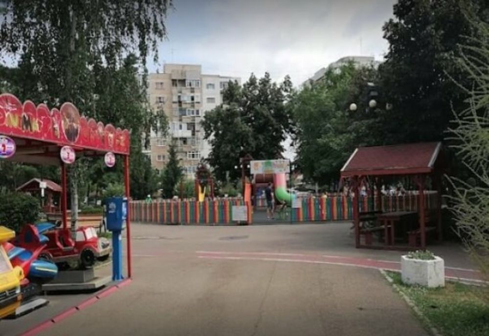 Prahova. Bărbat amendat pentru că și-a dus câinele în locul de joacă pentru copii