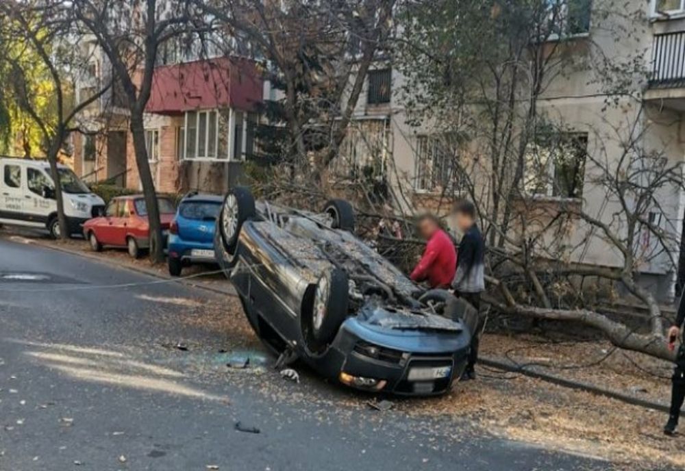 Accident în Ploieşti. O mașină s-a răsturnat pe plafon