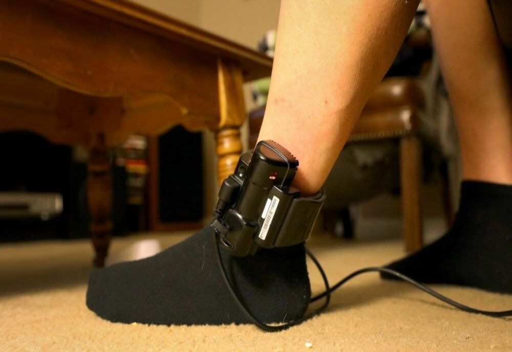 Poliția anunță montarea primei brățări electronice de supraveghere asupra unui bărbat acuzat că și-a bătut iubita