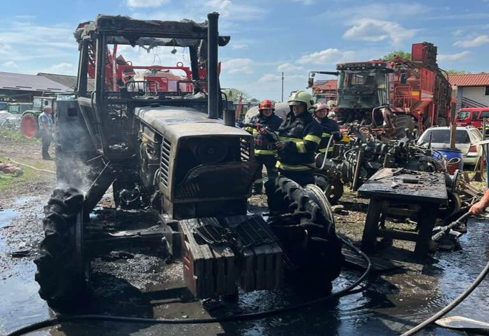 Prahova. Tractor cuprins de flăcări la Sălciile