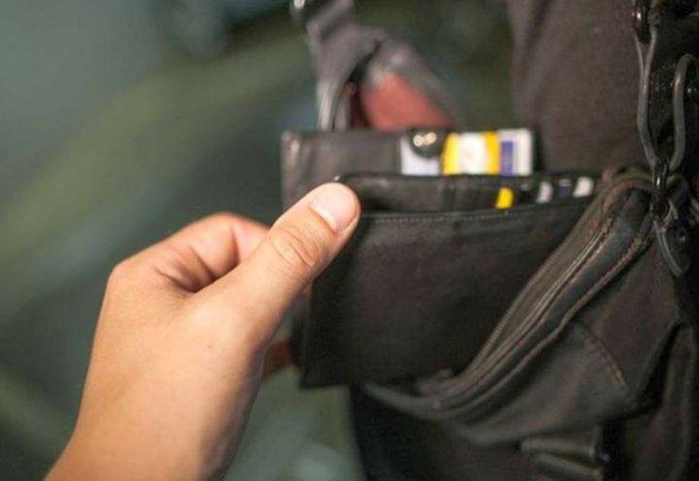 Prahova. Bărbat prins de polițiști după ce a furat un telefon mobil și suma de 100 de lei