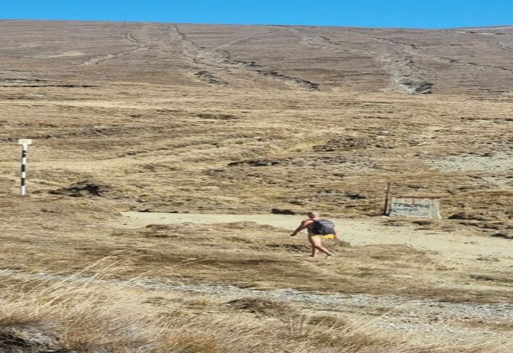 Turist dezbrăcat, surprins, astăzi, pe un traseu din Bucegi