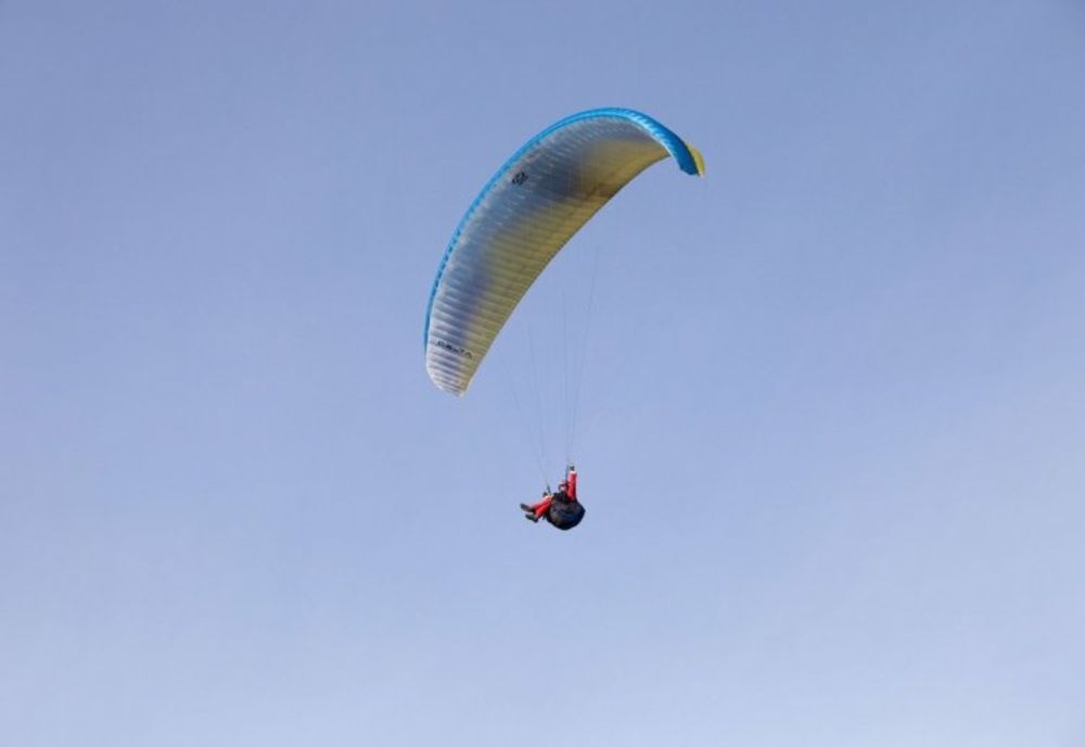 O femeie s-a prăbușit cu parapanta la Cheia