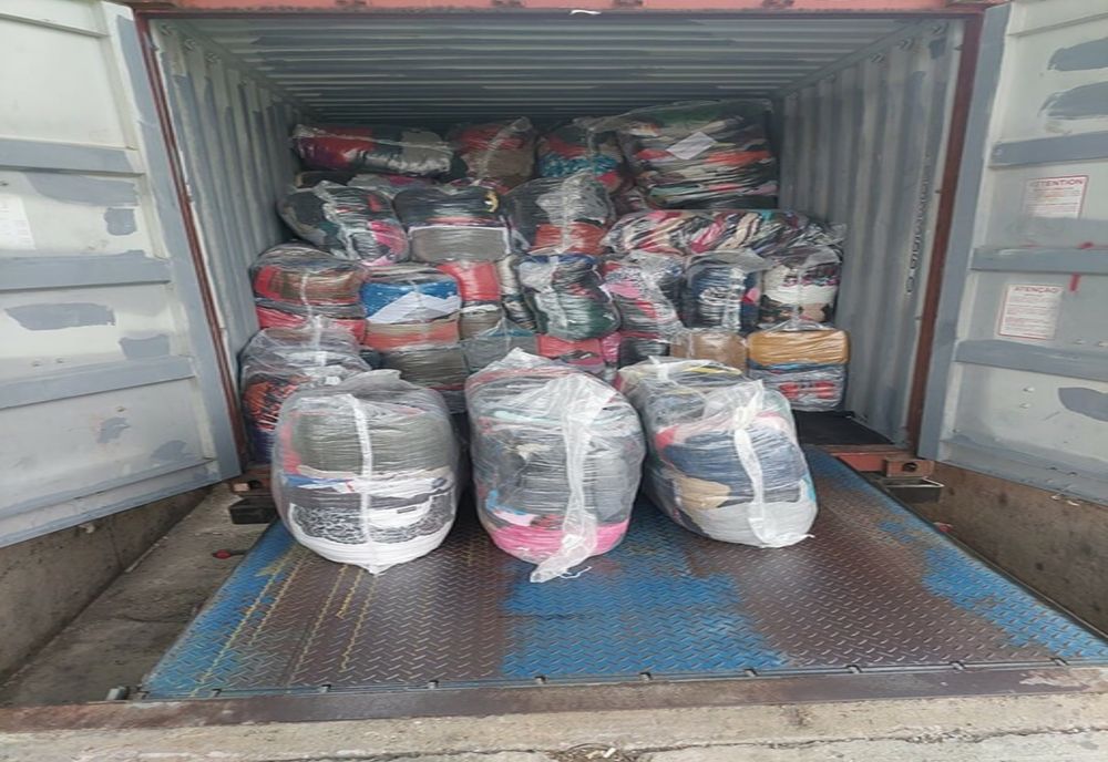 Prahova. 179 de tone de haine second-hand, oprite de la comercializare de Protecția Consumatorilor