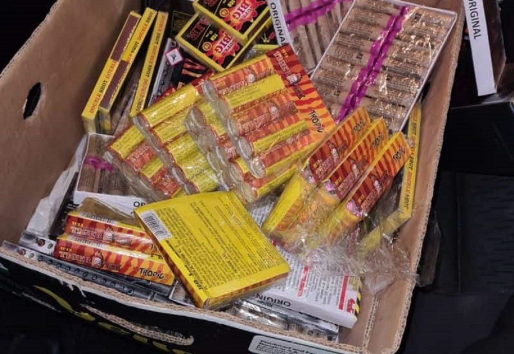 A început sezonul petardelor și artificiilor. Ce amenzi riscă cei care le comercializează și le folosesc ilegal