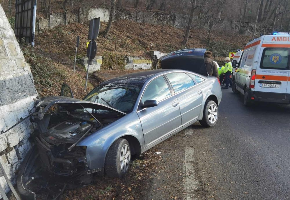 Prahova. Grav accident cu două victime încarcerate pe DN1, în Comarnic. O mașină a intrat în zid, după impactul cu alt autoturism
