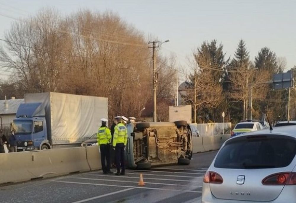 Accident pe DN1. Un bărbat de 70 de ani s-a răsturnat cu mașina, după impactul cu alt autoturism