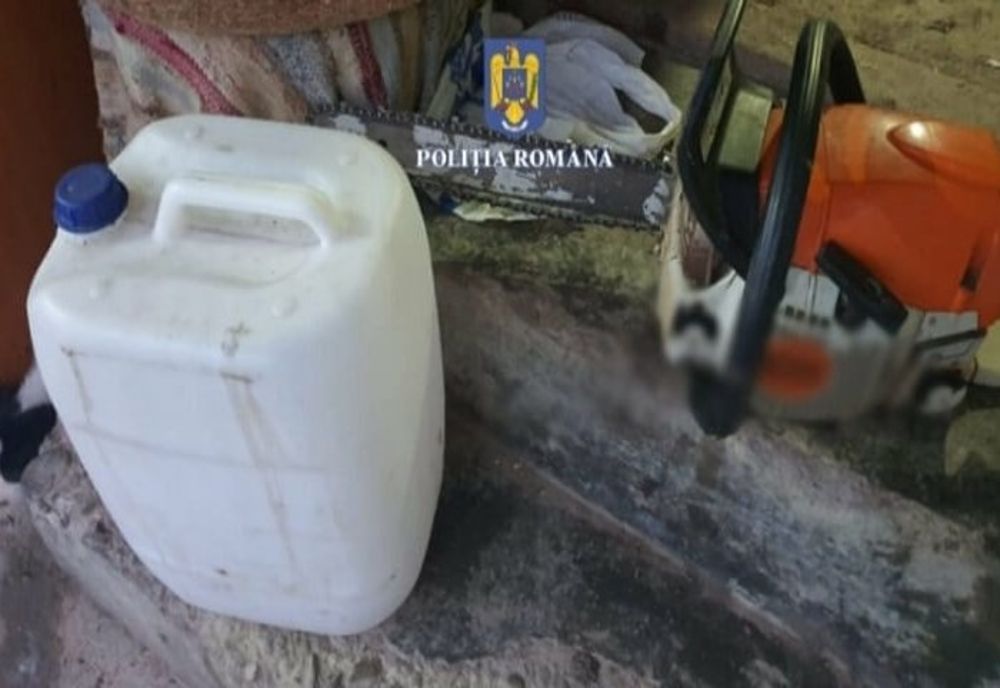 Percheziții cu mascați, în Prahova, la suspecţi de furtul a 10 litri de țuică și un motofierăstrău