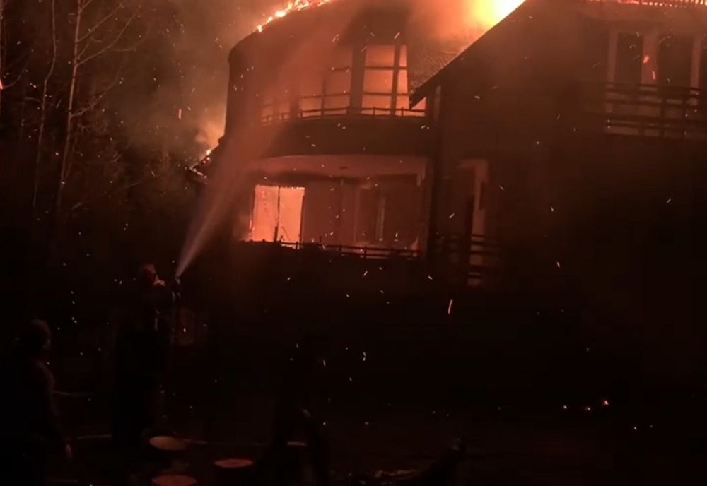 Incendiu în Măneciu. O vilă din Cheia a ars în această noaptea