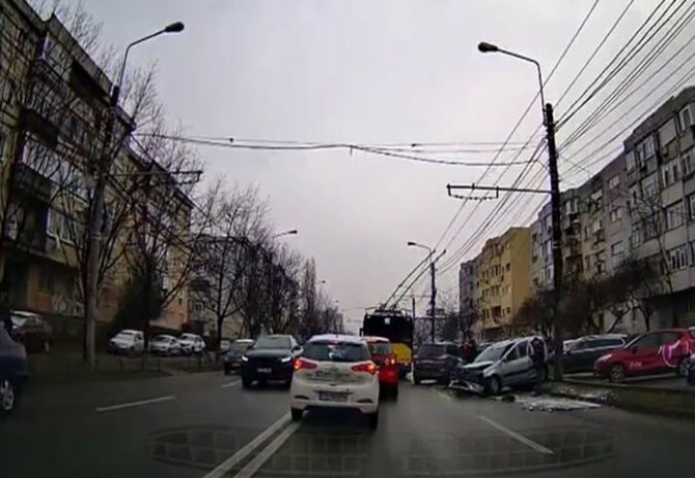 Troleu implicat într-un accident la Podul Înalt! O femeie a ajuns la spital