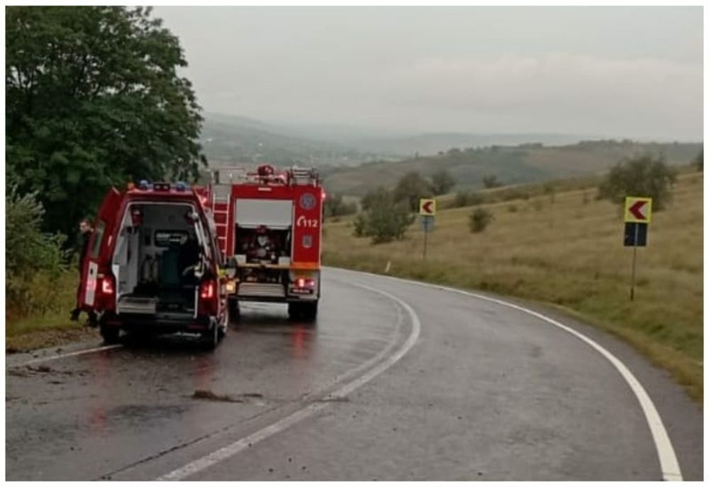 Prahova. Autoturism răsturnat în afara părţii carosabile. 2 copii și 4 adulți transportaţi la spital