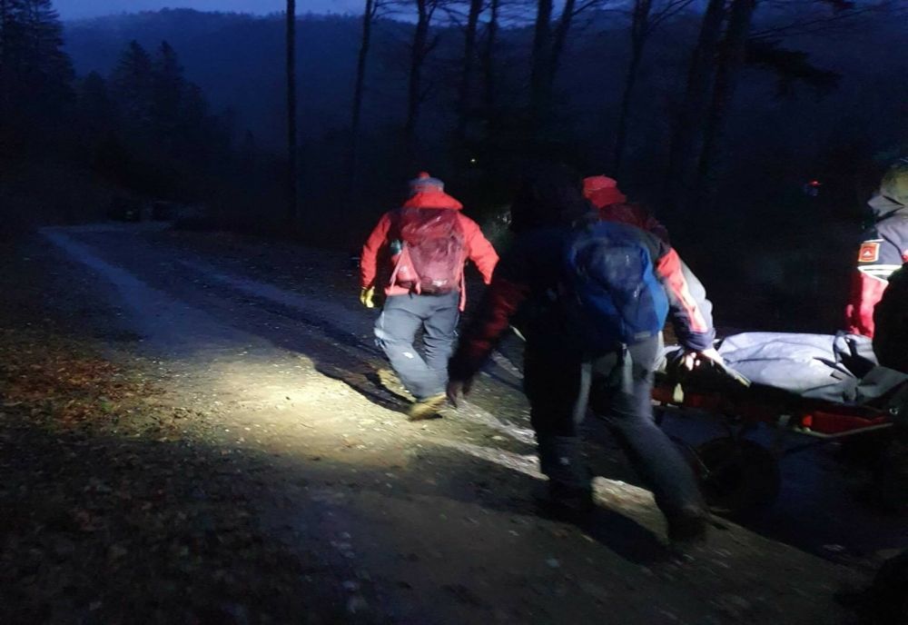 Prahova. Sinucidere în munți. Imagini din timpul operațiunii Salvamont, în zona Azuga