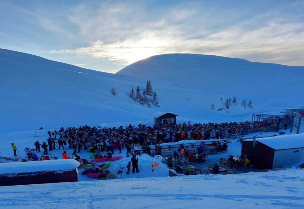 Amendă de 15.000 de lei, aplicată de Protecţia Consumatorilor după aglomeraţia de la Gondola Sinaia