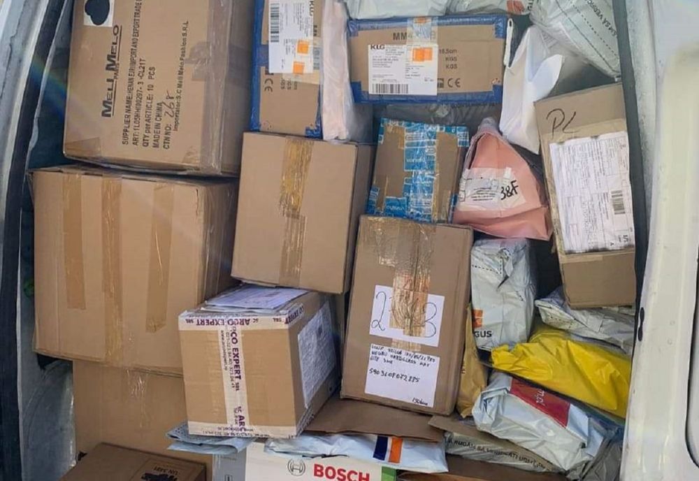 Prahova. Un minor a furat un colet cu un telefon de 450 de lei din mașina unui curier