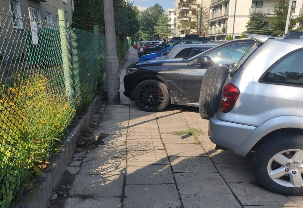 Ploiești. O femeie a primit un pumn în față din cauza modului în care parcase autoturismul