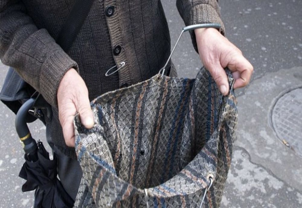 Femeie din Dâmbovița, anchetată după ce a obligat un bărbat cu dizabilități să cerșească în Oborul Ploiești