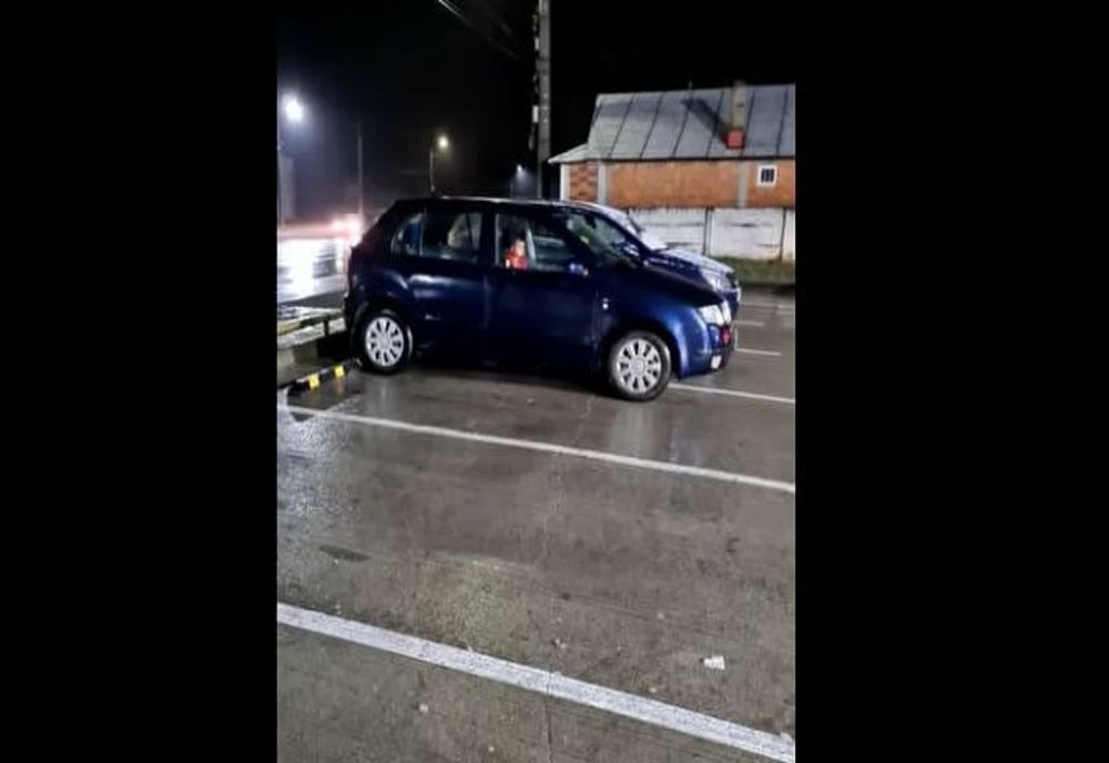 Copil de câţiva ani, lăsat singur în maşină. Părinţii se duseseră la o casă de pariuri