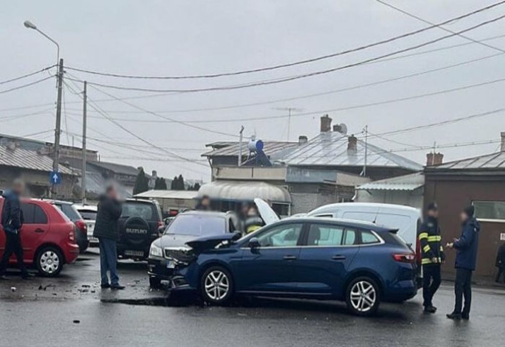 Accident cu trei mașini implicate, lângă sediul ISU Prahova