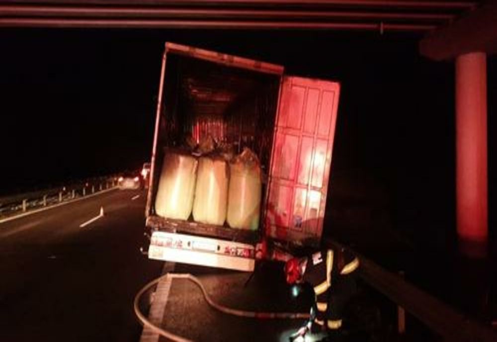 Un TIR încărcat cu azot a luat foc pe A 3, București-Ploiești