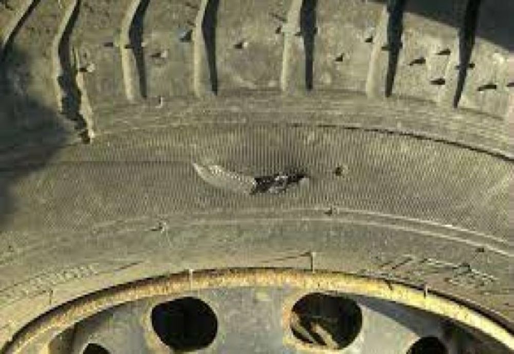 Prahova. Bărbat reținut pentru distrugere. Acesta este acuzat că ar fi înțepat anvelopele autoturismului unui nepot