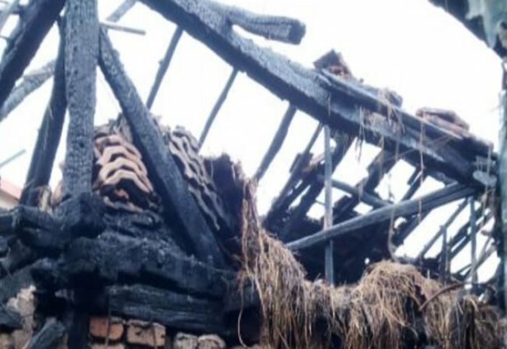 Prahova. Familie cu doi copii, rămasă pe drumuri după ce vecinii ar fi dat foc unor gunoaie, prin curte