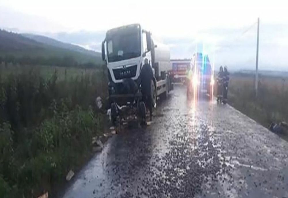 Prahova. Căruţă spulberată de un camion încărcat cu cărămidă, la Ștefești. Căruţaşul, un tânăr de 21 de ani a murit pe loc