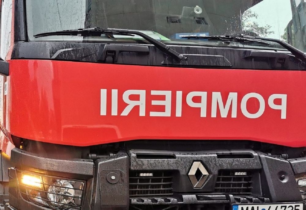 Prahova. Incendiu la două locuințe din Câmpina. Pompierii intervin pentru stingerea incendiului