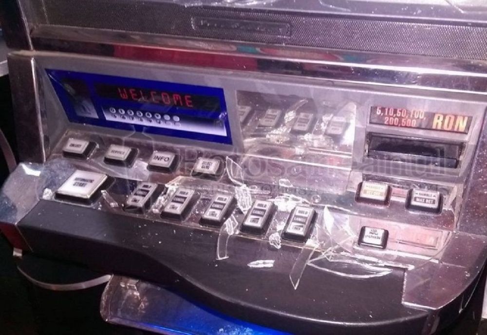 Prahova. Bărbat reţinut după ce a distrus un aparat de păcănele