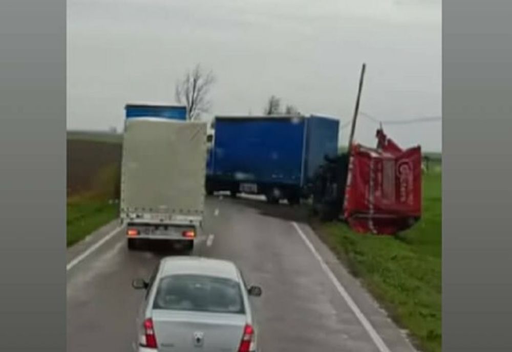 Prahova. Un ansamblu de vehicule s-a răsturnat pe DN1D. Trafic restricționat