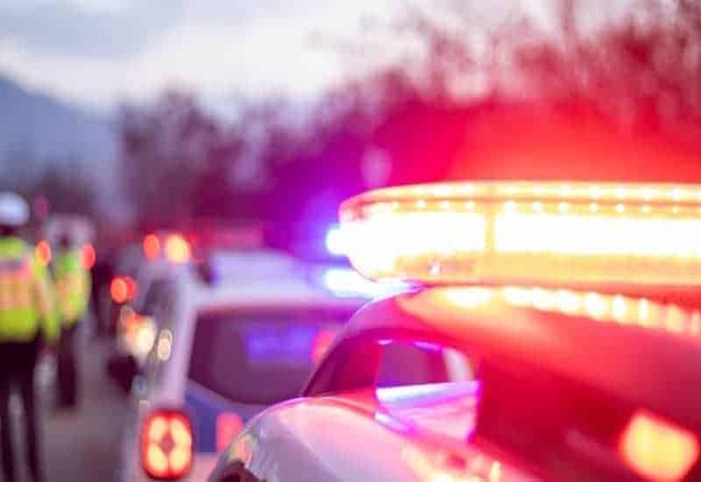 Prahova. Tânăr rămas încarcerat, după ce a intrat cu mașina într-un stâlp, în Vălenii de Munte