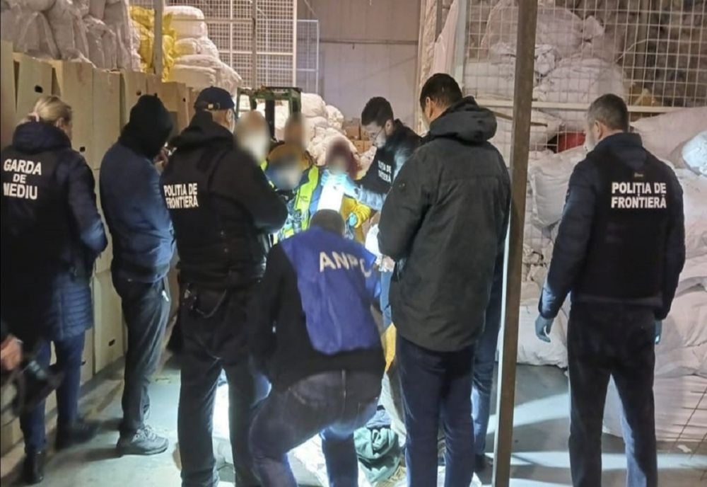 180 tone de deșeuri din haine second-hand, descoperite într-un depozit din Prahova