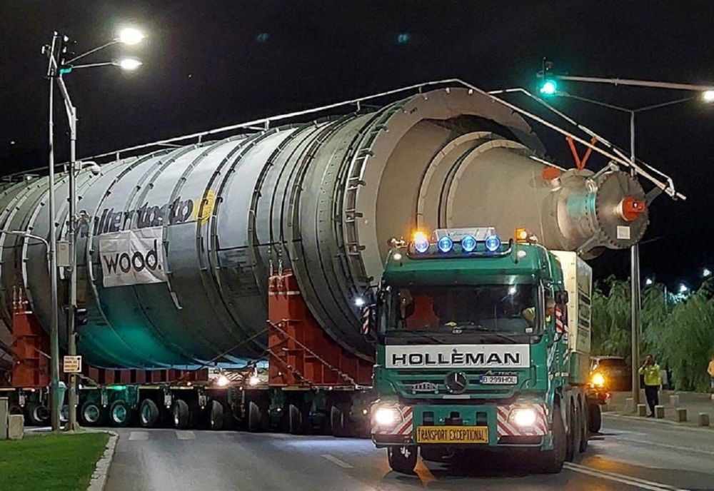 Transport agabaritic în Prahova. Un rezervor va fi adus din Neamț la rafinăria Petrobrazi