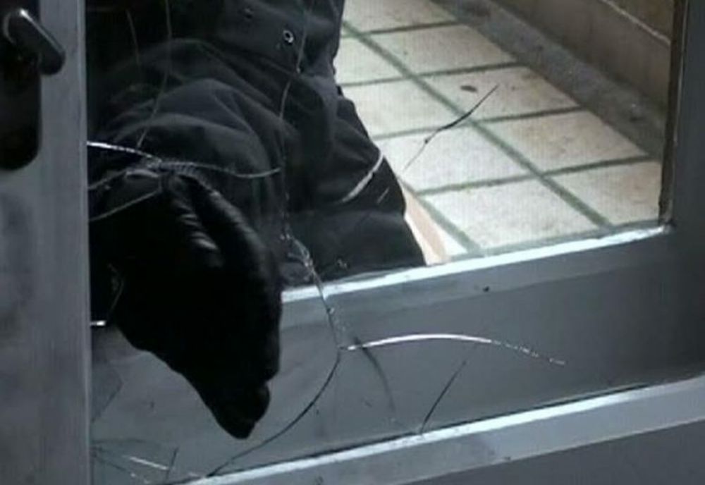 Adolescent suspectat că a spart o locuinţă din Ploieşti şi a furat mai multe bunuri