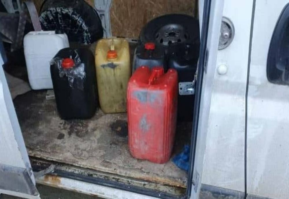 Pravova. Bărbaţi prinşi de poliţişti în timp ce sustrăgeau motorină dintr-o cisternă